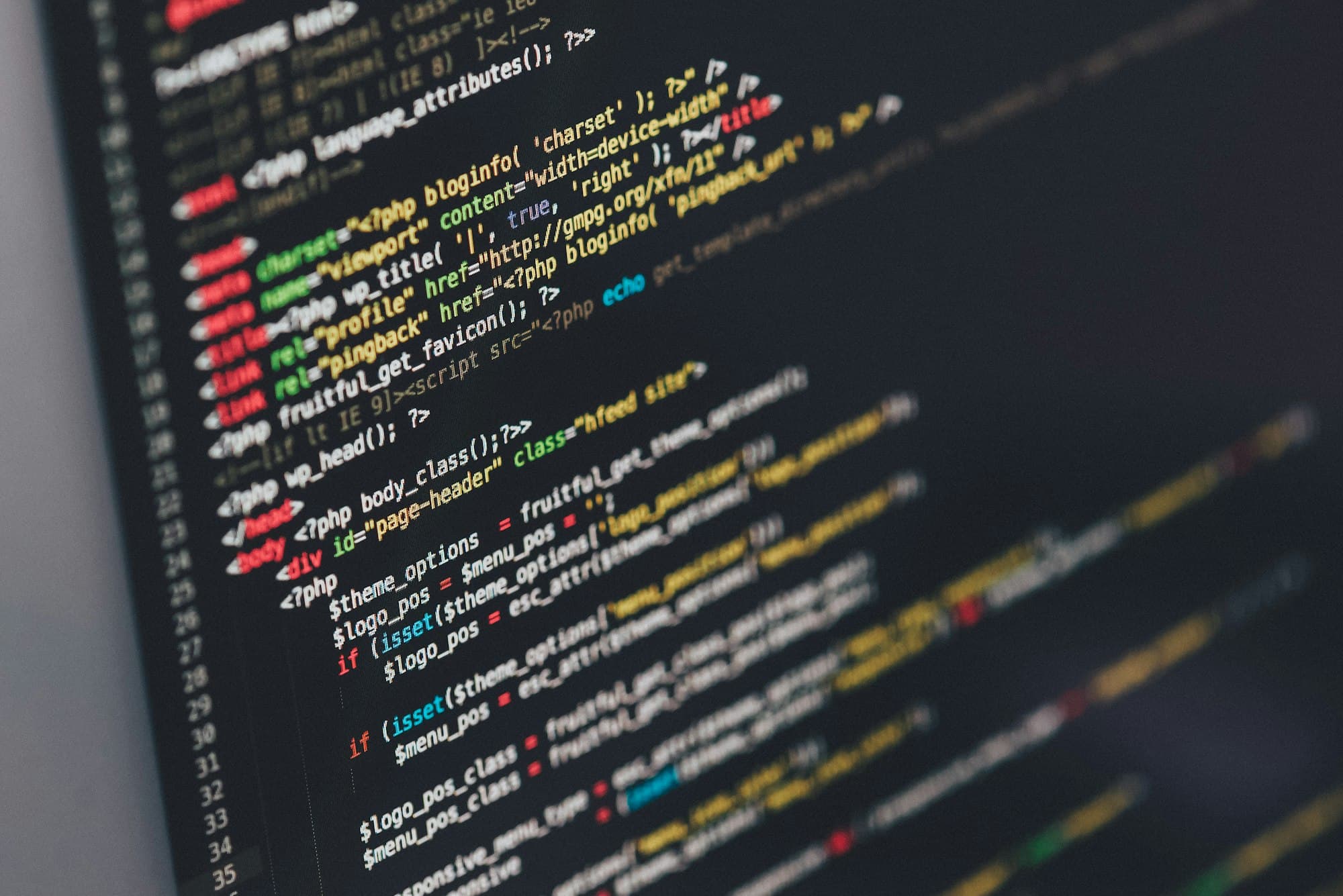 Programkod på en skärm i mörker