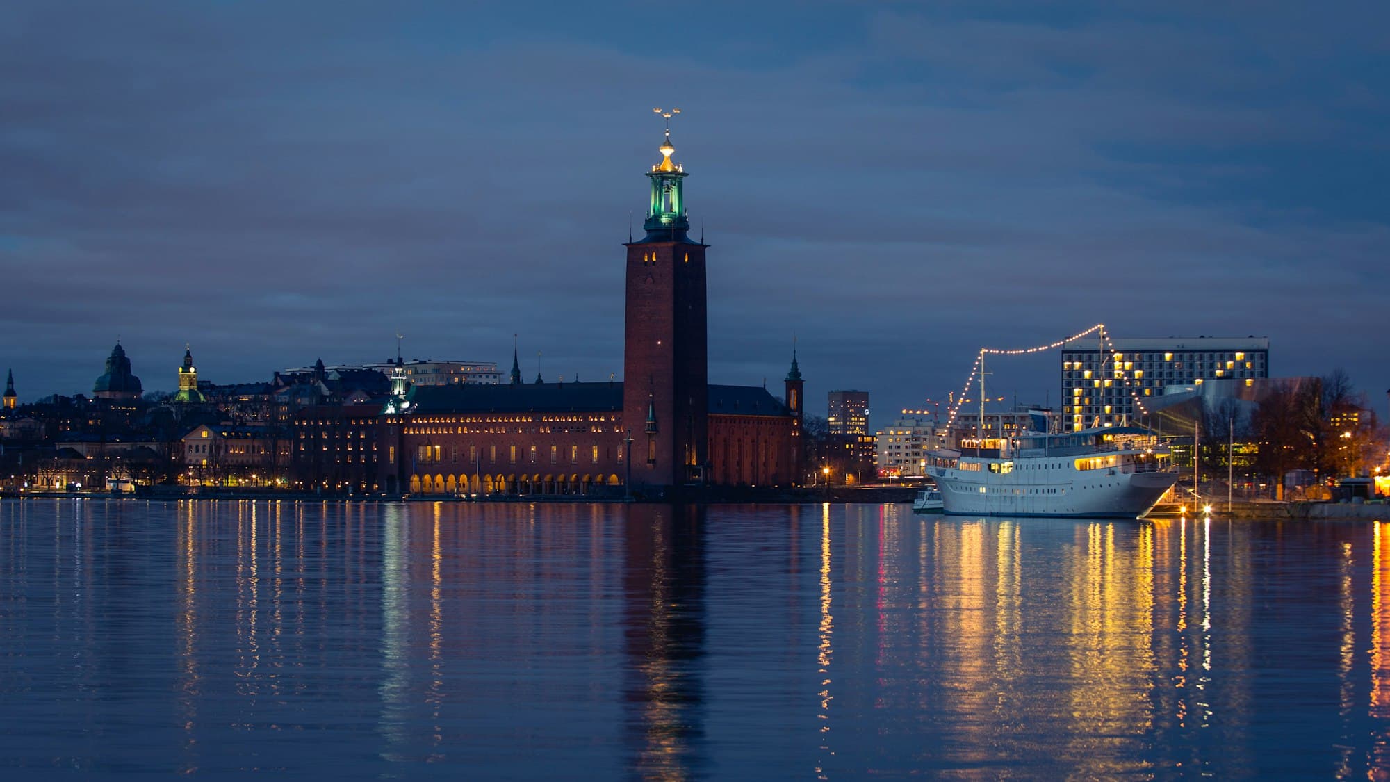 Stockholms stadshus vid vattnet i kvällsljus