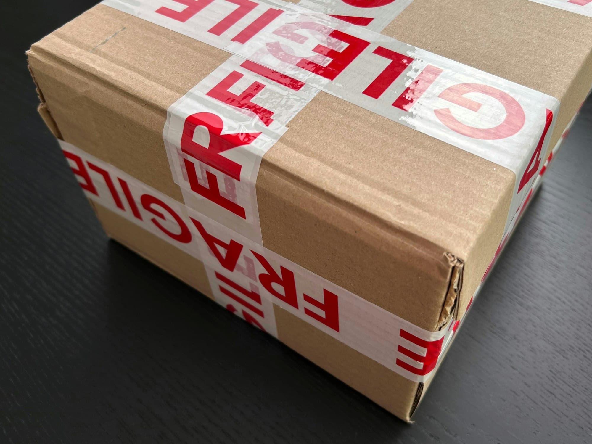 Ett paket med tejp märkt ömtåligt