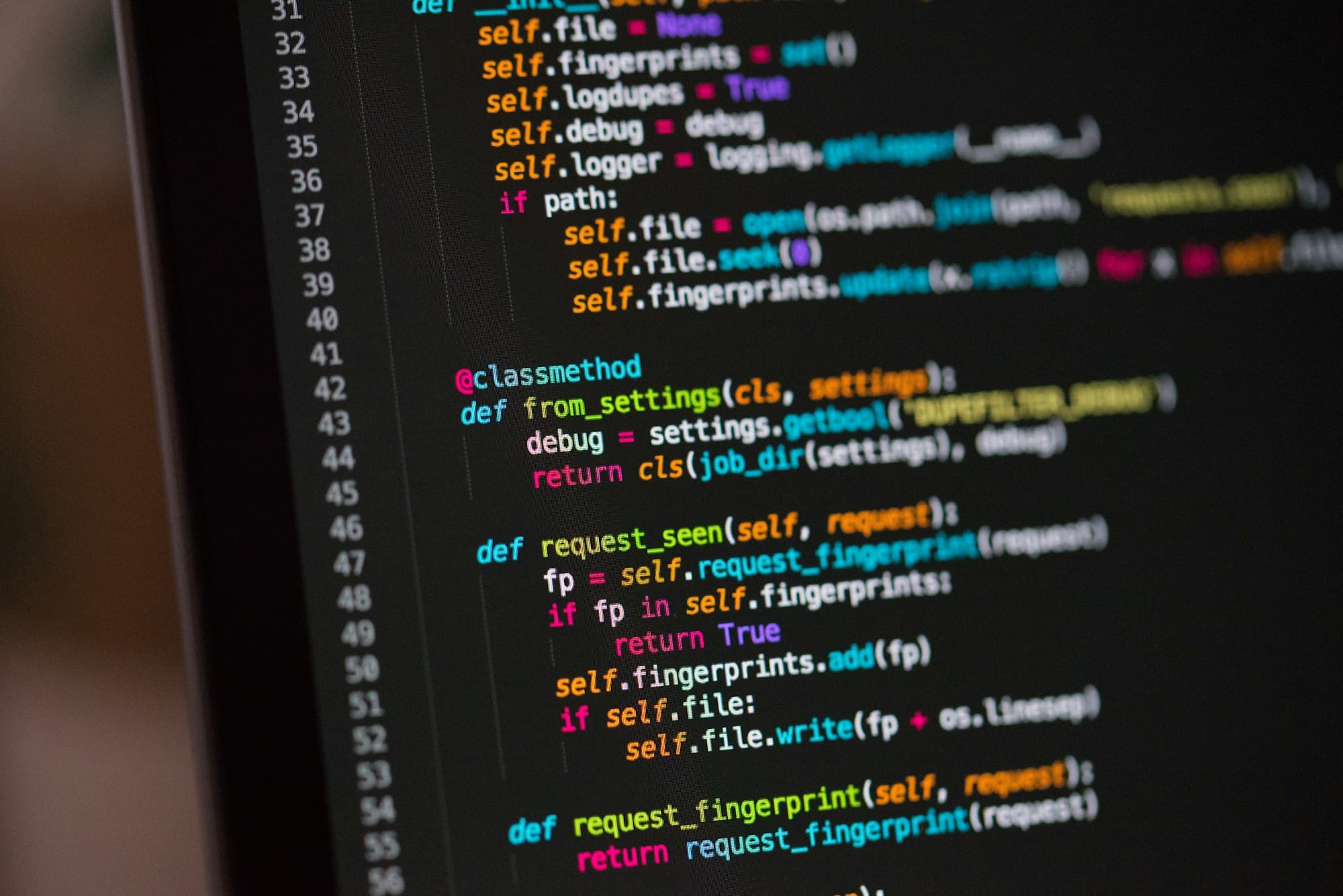 Programkod i färg på en datorskärm