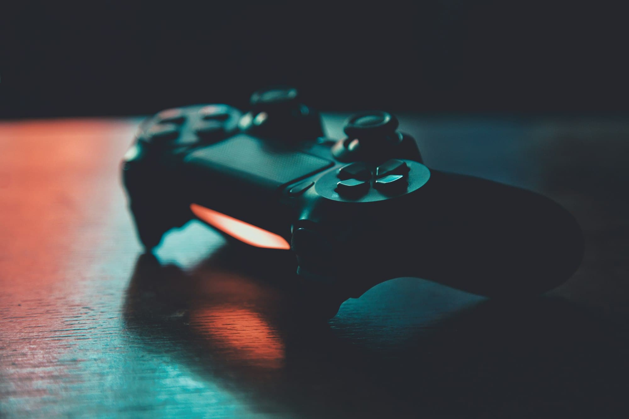 En handkontroll för tv-spel i dunkelt ljus