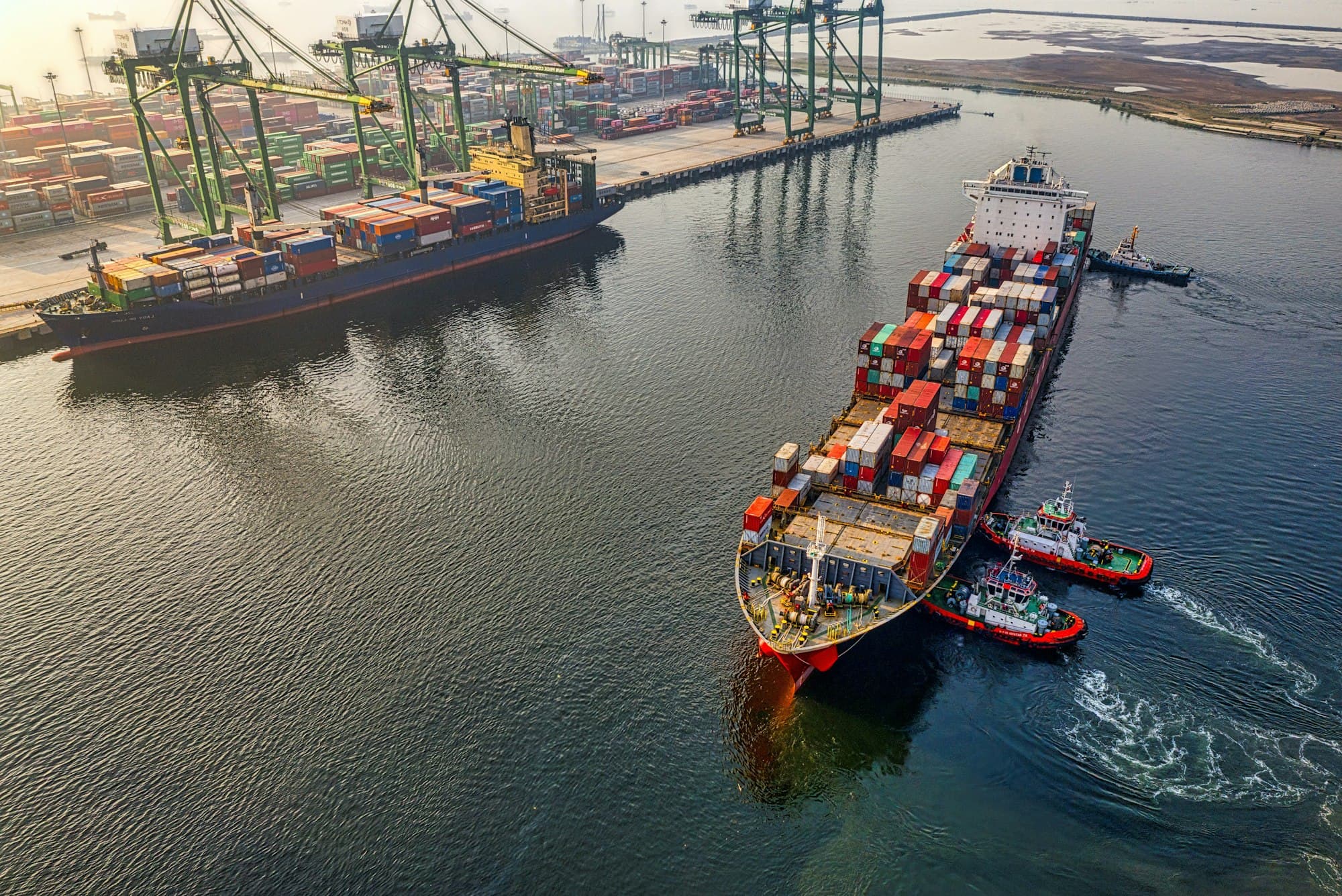 Ett containerfartyg vid en hamn