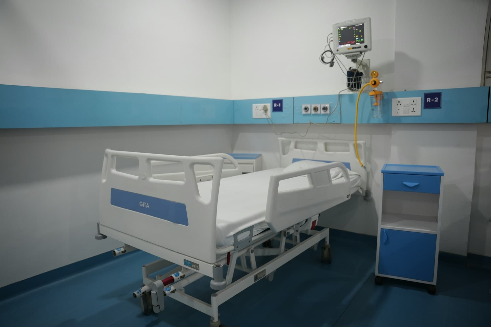 Ett sjukhusrum med en justerbar säng och övervakningsutrustning