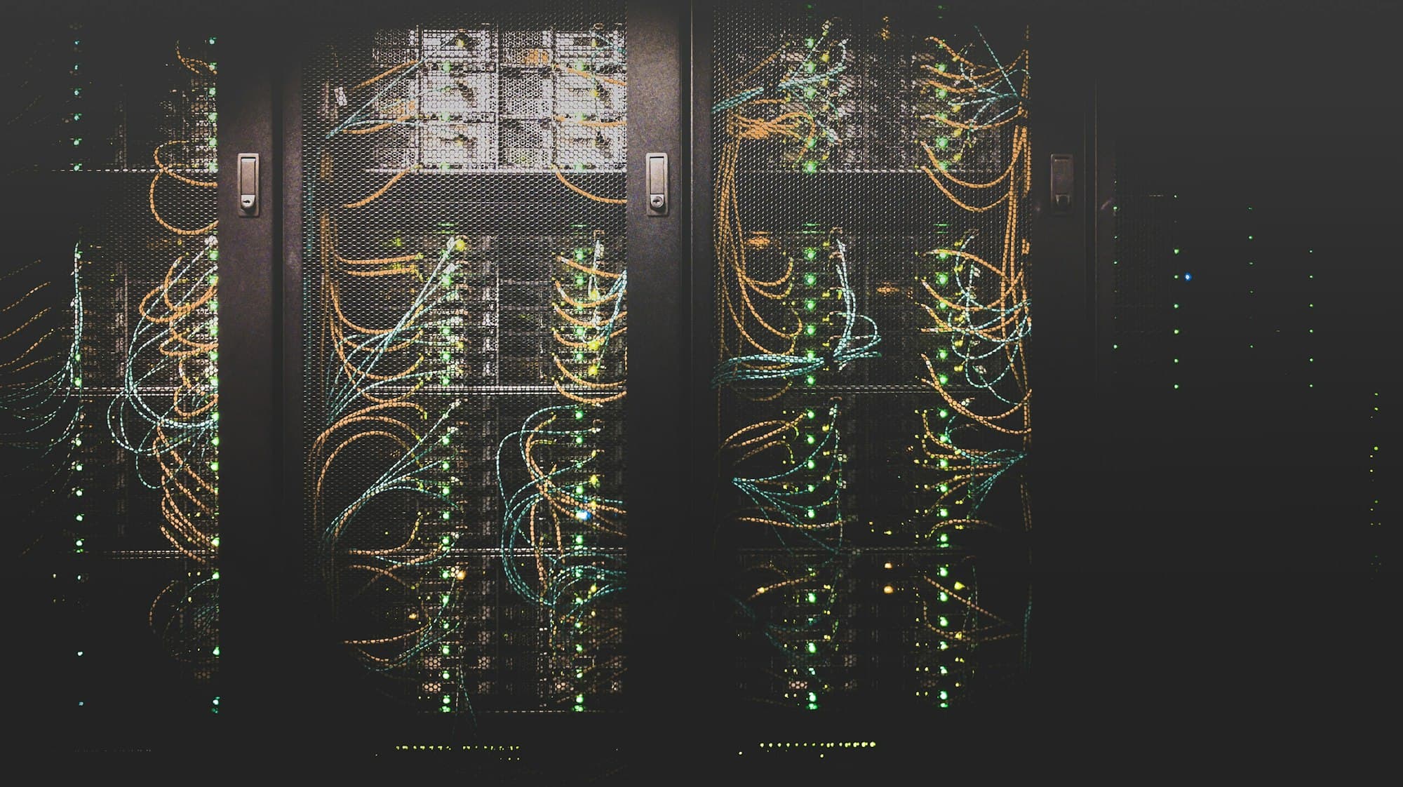 Nätverkskablar i ett serverrack