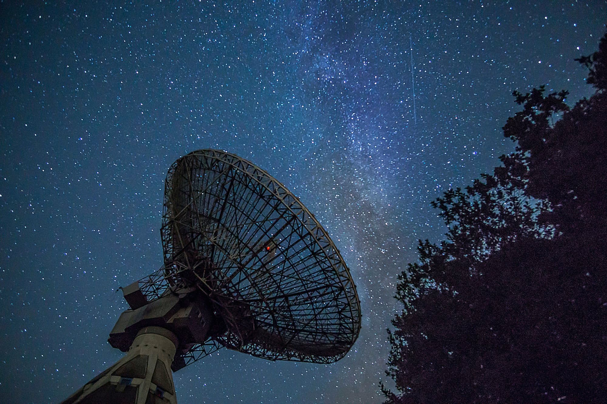 En stor antenn under en stjärnhimmel