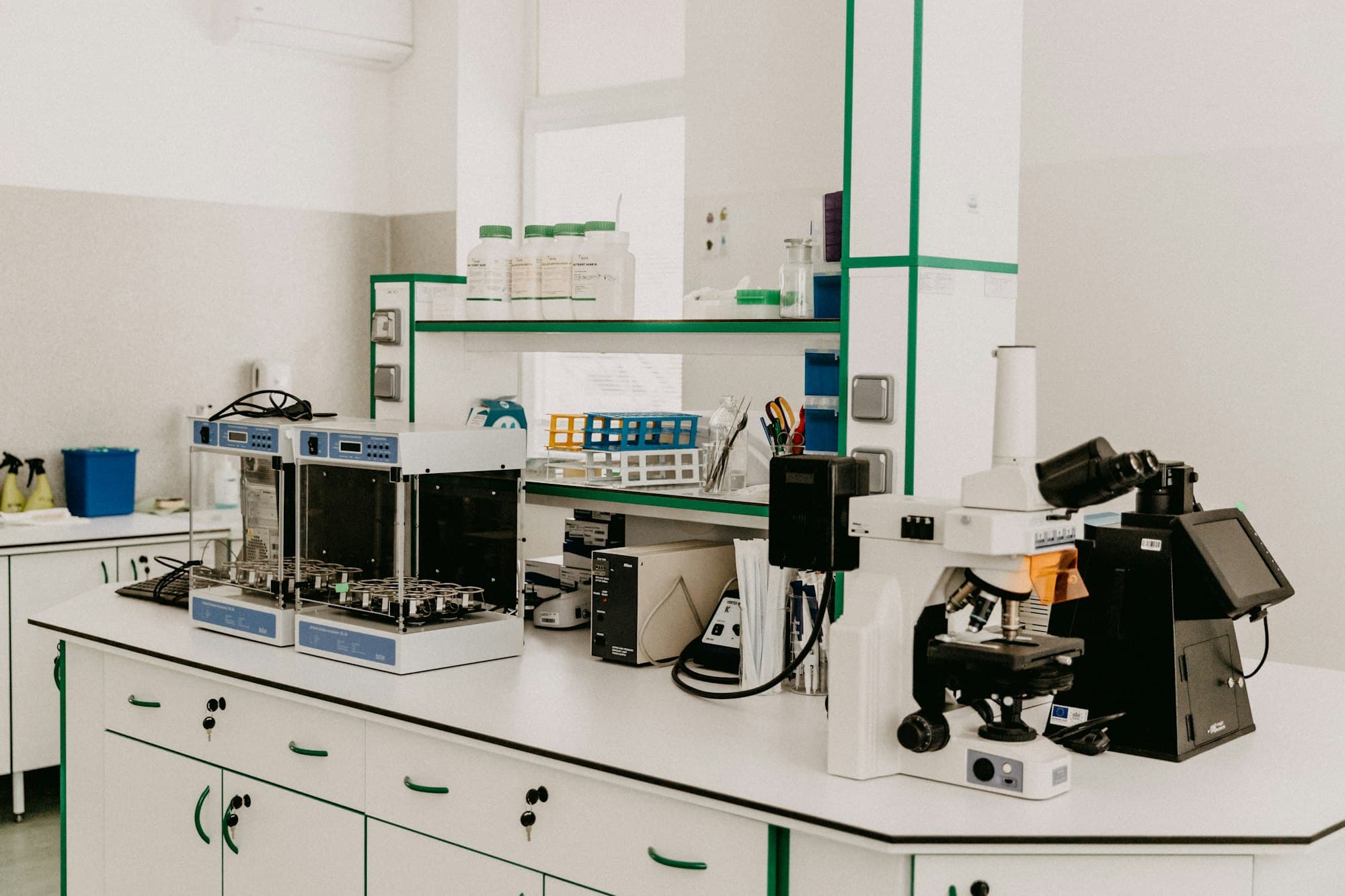 En laboratoriebänk med mikroskop och instrument