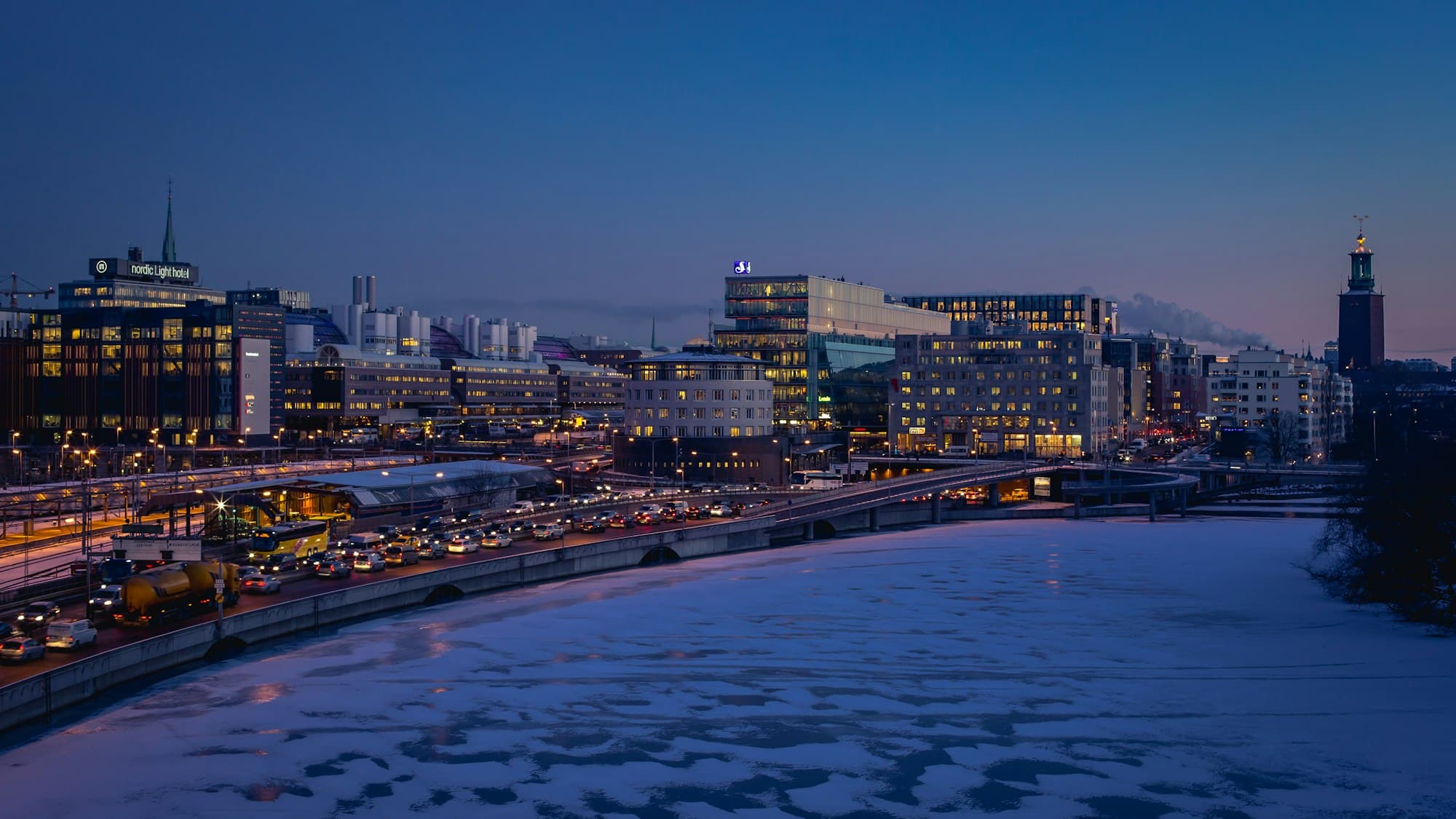 Stockholms city i kvällsljus vid vattnet