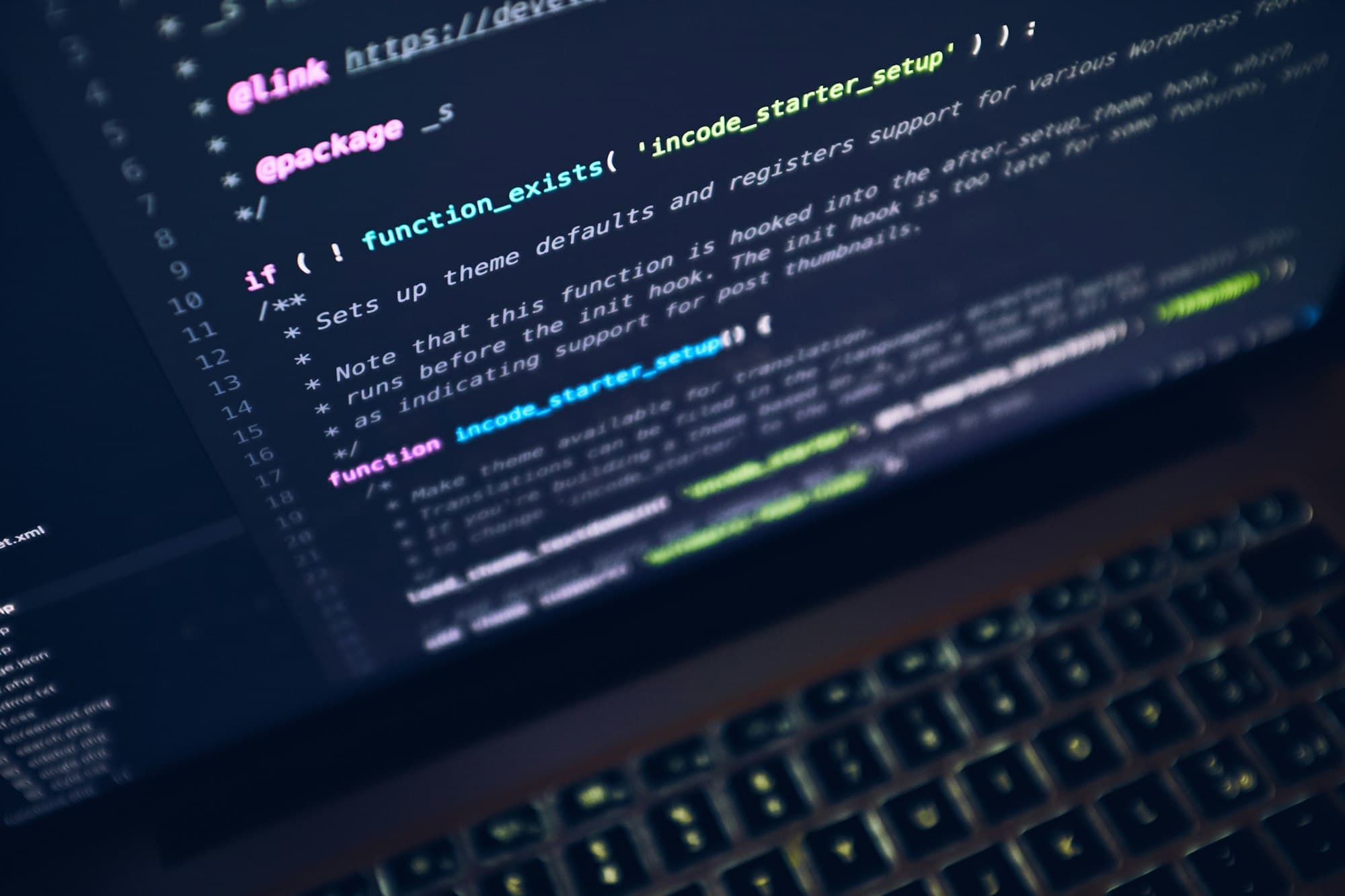 Programkod på en skärm i ett mörkt rum
