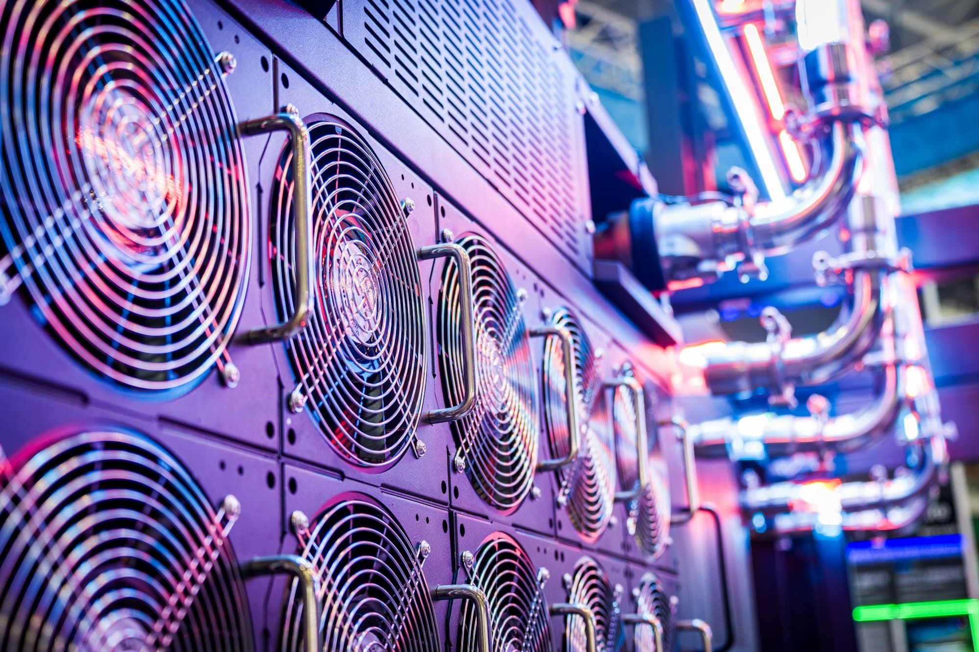 Kylfläktar på servrar i ett datacenter